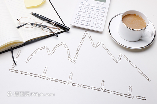 大量物體銷售職位辦公桌桌子上的辦公用品